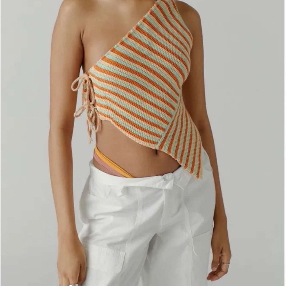 Can be worn by a small or medium